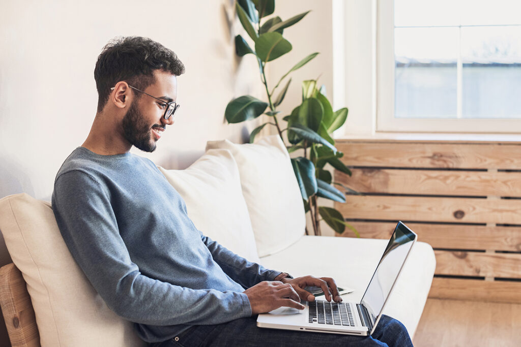Hombre trabajando en su laptop, feliz y productivo