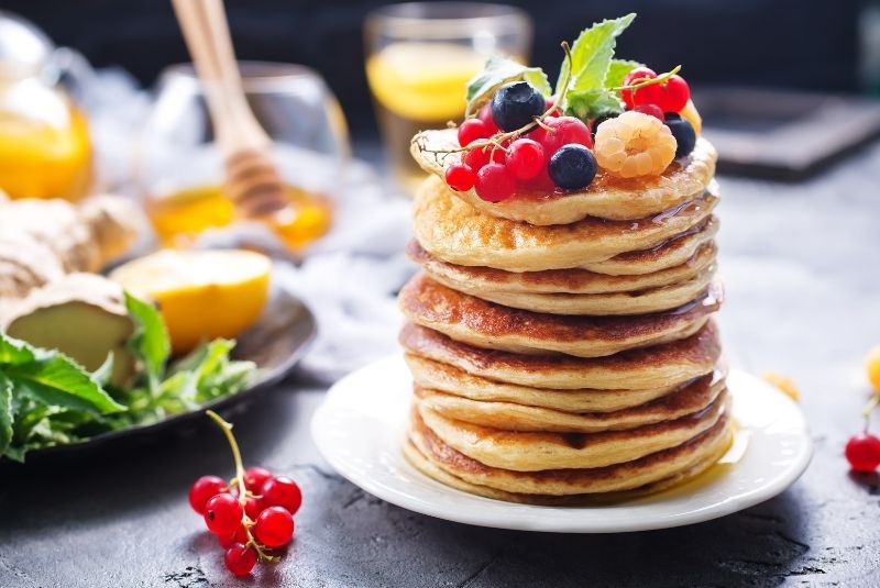 Torre de panqueques con topping de frutas
