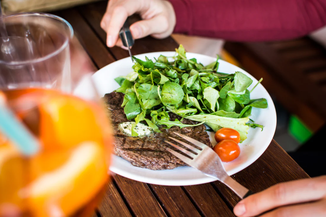 filete de carne con ensalada