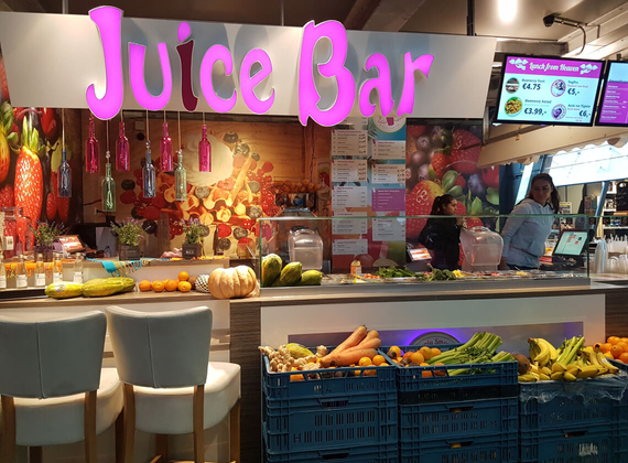 bar de jugos naturales, con una barra llena de frutas