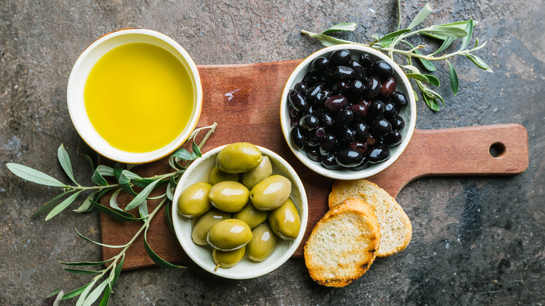un set de olivas orgánicas verdes y negras y aceite de oliva