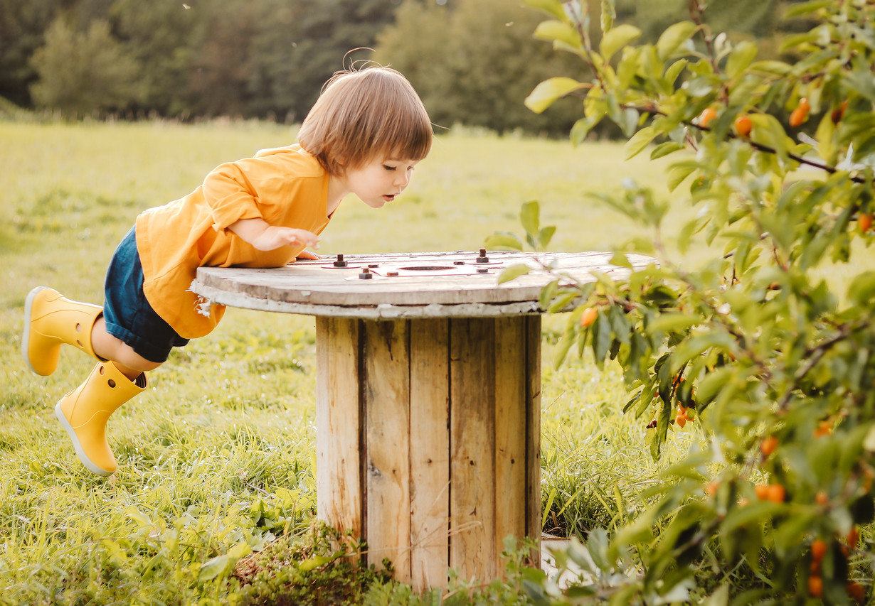 niño de 3 años jugando