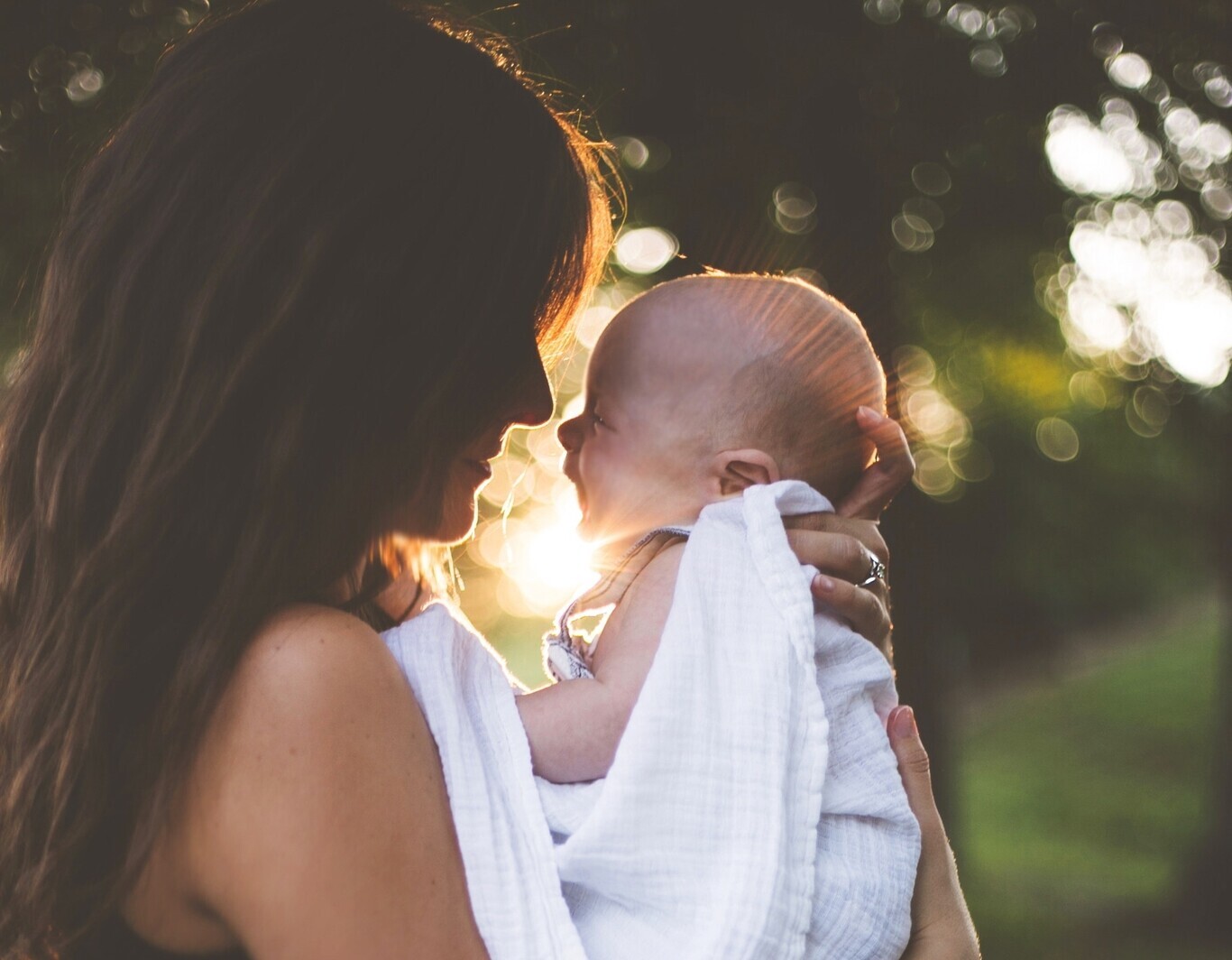 mamá y bebé en la naturaleza